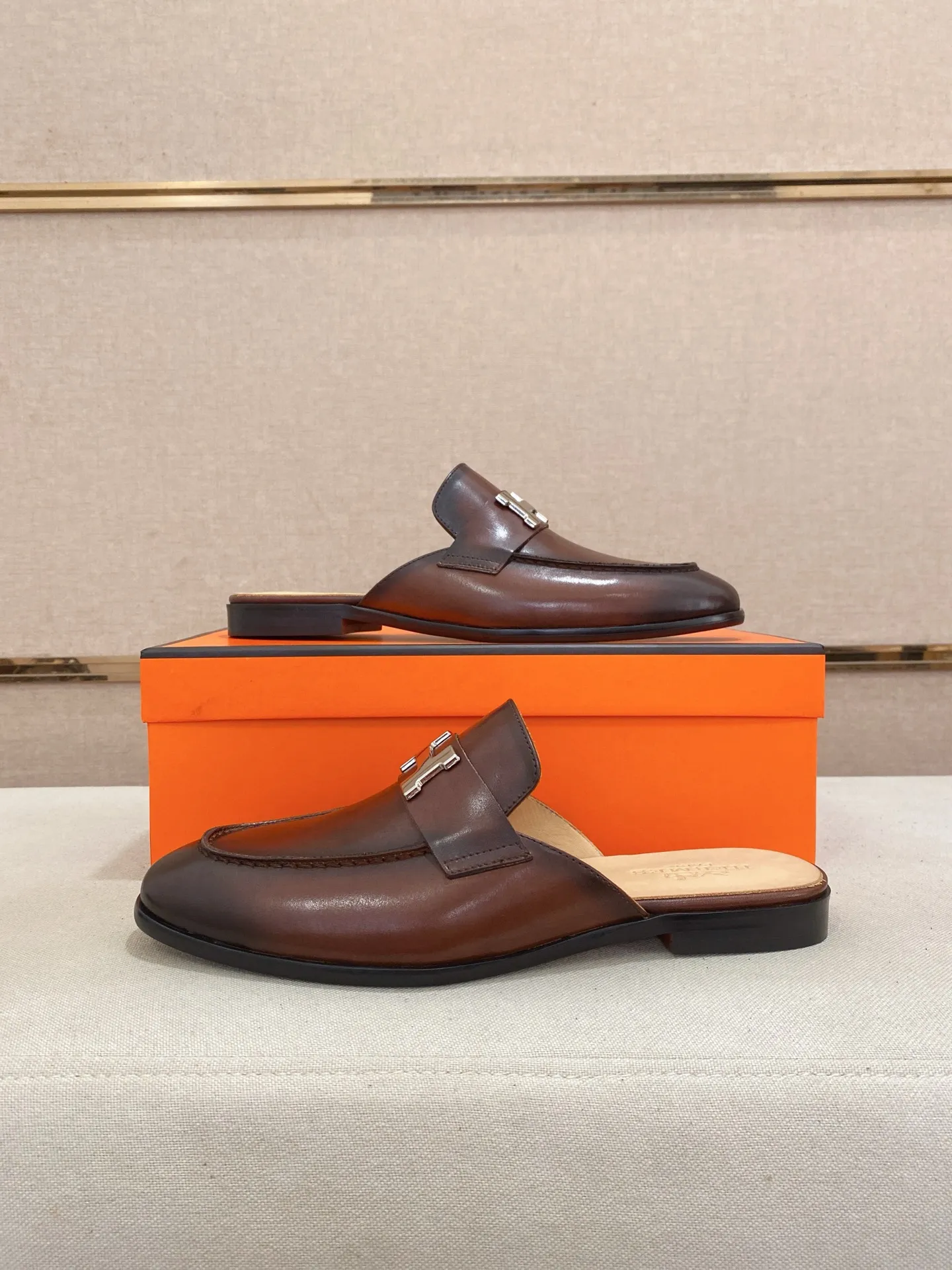 Men's clothing and shoes💰: 500💰《HERMES》【Classic original single version】Hermès half-drag; top 🔝purchasing agent🔍🔍 latest 🇺🇸 counter sale simultaneously, original ▲▲cowhide imported from Italy ▲▲Exquisite workmanship (Italian 🇮🇹Imported water-dyed 🐂cowhide lining) sole: original sole provided by the original factory, ⚠️exclusive double-layer activity·TPR·rubber·combined molded outsole; Yardage: 38-44. Can be customized45